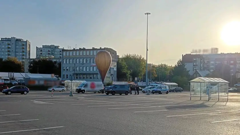 Białystok: Balon z pakunkiem wylądował na parkingu