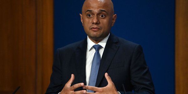 Brytyjczycy rozpoczną doszczepianie zaszczepionych we wrześniu?