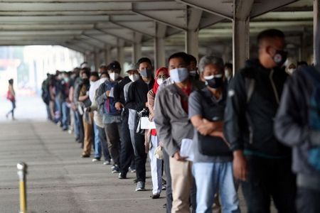 Indonezja: Chorzy na COVID umierają w domach