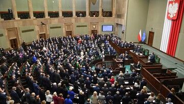 Sondaż CBOS: PiS - 29 proc., KO - 18 proc., Polska 2050 - 12 proc., Lewica oraz PSL - po 3 proc.