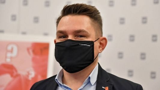 Uprawnienia ma od miesiąca, dostał posadę w miejskiej spółce