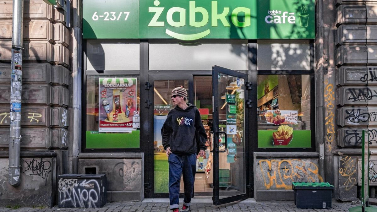 Wyjaśnienia Żabki ws. wycofania produktów wegańskich wraz z tłumaczeniem z korpomowy