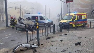 Łódź: Auto dachowało w centrum miasta. Kierowca był pijany