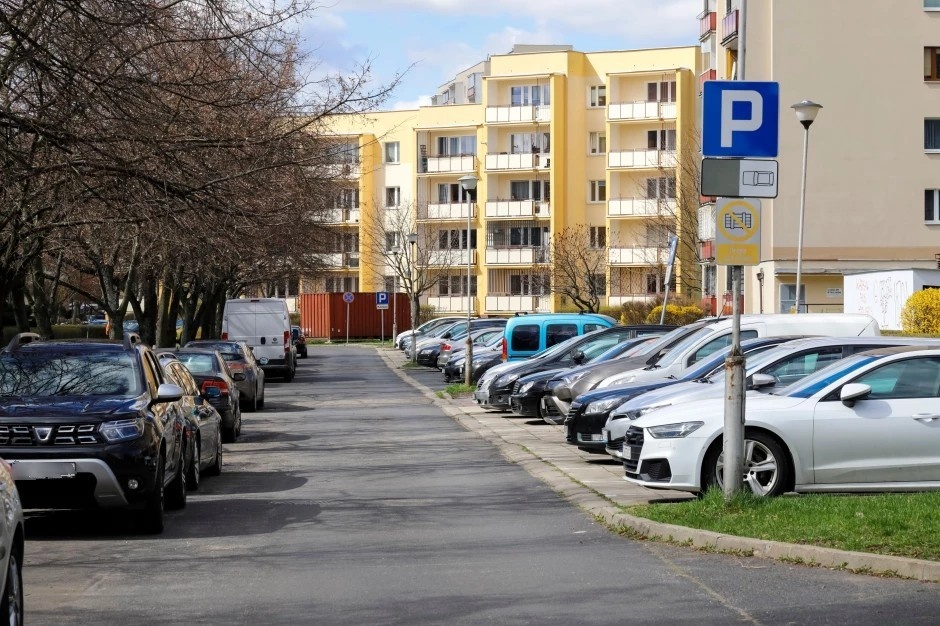 Rząd zmienia zasady. Koniec wymaganej liczby miejsc postojowych przy budynkach