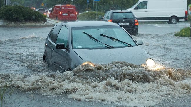 Bilans po nawałnicach: 2,6 tys. interwencji strażaków i ponad 20 tys. gospodarstw nie ma prądu