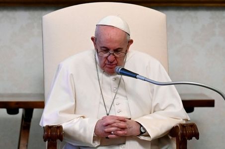 Papież pozbawił przywilejów kardynałów i biskupów