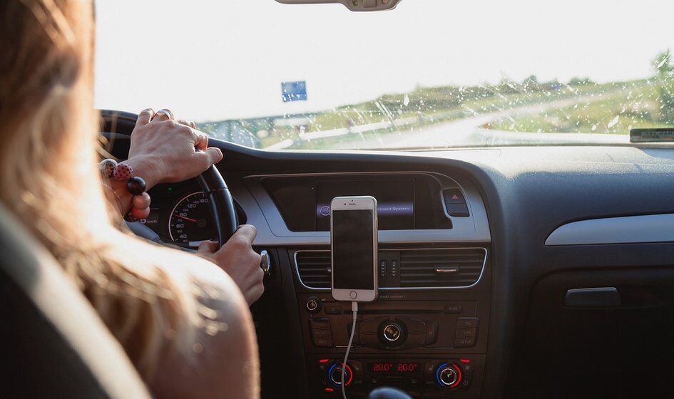 Bezpieczne święta na drodze. Należy pamiętać o kilku podstawowych zasadach