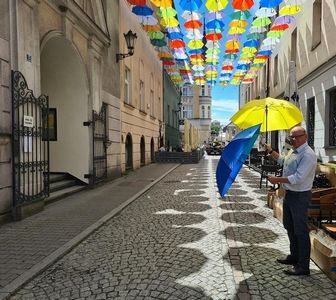 Czy kolorowe parasolki to symbol LGBT. Tak uważa radny