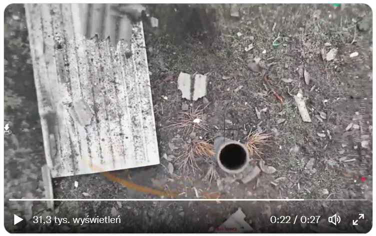 Dziadek Moroz wchodzi przez komin z prezentami dla