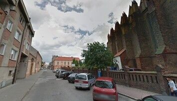 Chełmno: podniósł oburącz chłopca, a jego głową rozbił szybę w aucie. Szuka go policja
