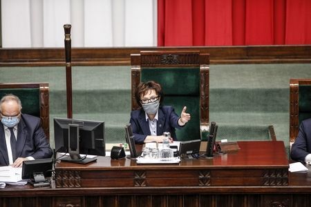 Sondaż: Co drugi Polak chce odwołania marszałek Witek