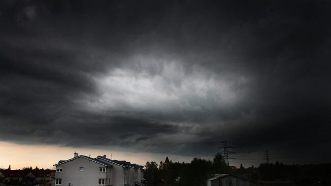 Pogoda w niedzielę. Burze z gradem i silny wiatr. IMGW wydał ostrzeżenia trzeciego stopnia