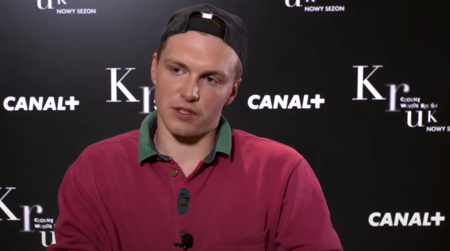 Tomasz Włosok o serialu Kruk. Czorny woron nie śpi i swoim zamiłowaniu do gier wideo [WYWIAD]