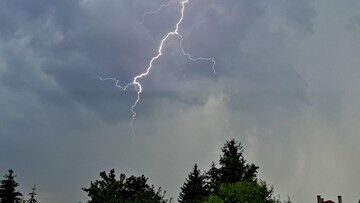 Deszcze, burze i trochę cieplej. Pogoda na piątek