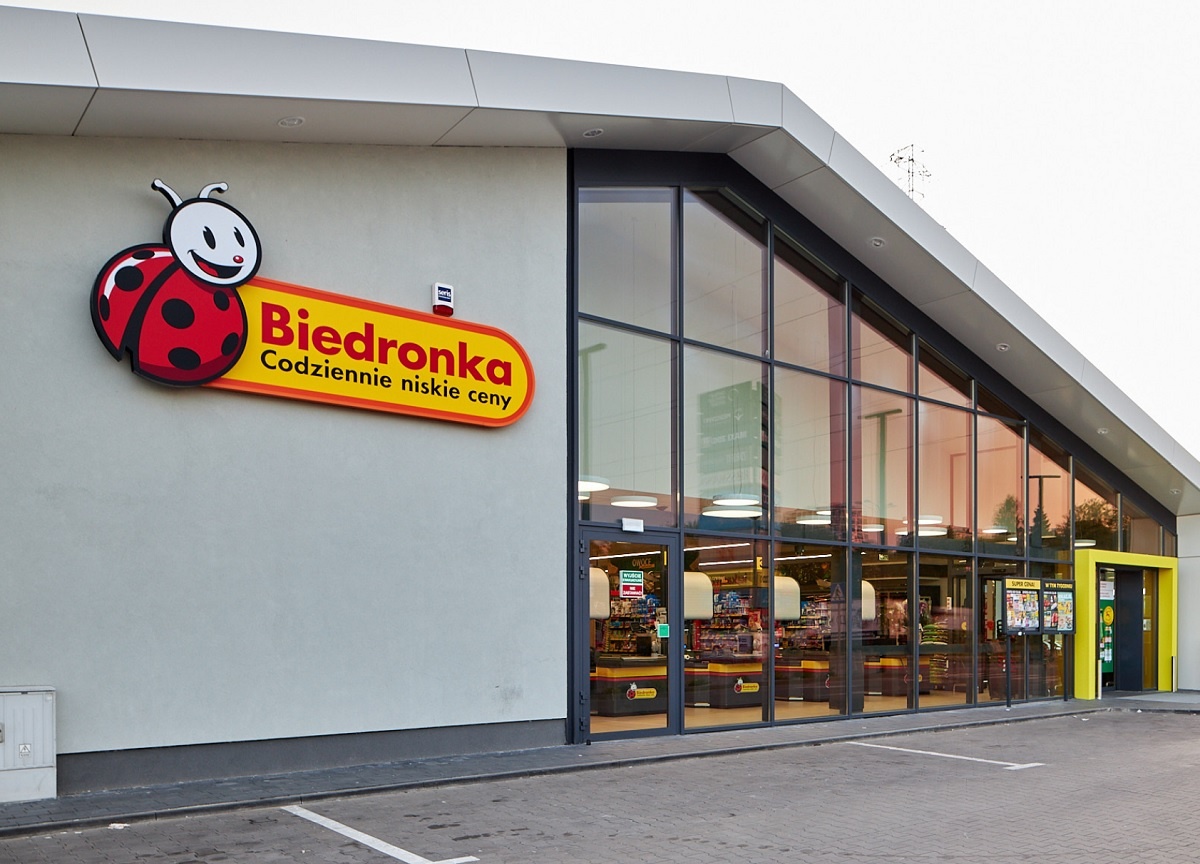 Zmowa na rynku pracy? Prezes UOKiK stawia zarzuty Biedronce i firmom transportowym