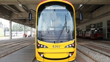 Nowe tramwaje nie mieszczą się na przystankach. "Wymiary spełniają wymagania"