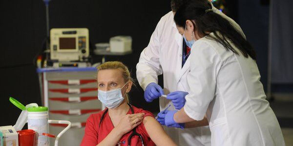 Za jakąś formą obowiązku szczepień na COVID opowiada się 54,1 proc. Polaków