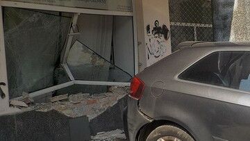 Warszawa. Kobieta pomyliła gaz z hamulcem i wjechała w witrynę na Starówce