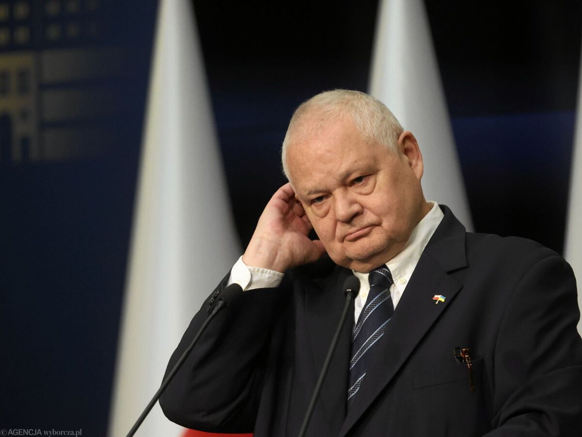"Dwórki prezesa", zamiana domów i metraż rezydencji. Najgłośniejsze afery dotyczące Adama Glapińskiego