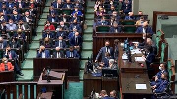 Najnowszy sondaż. 39 proc. dobrze ocenia rząd; źle - 46 procent
