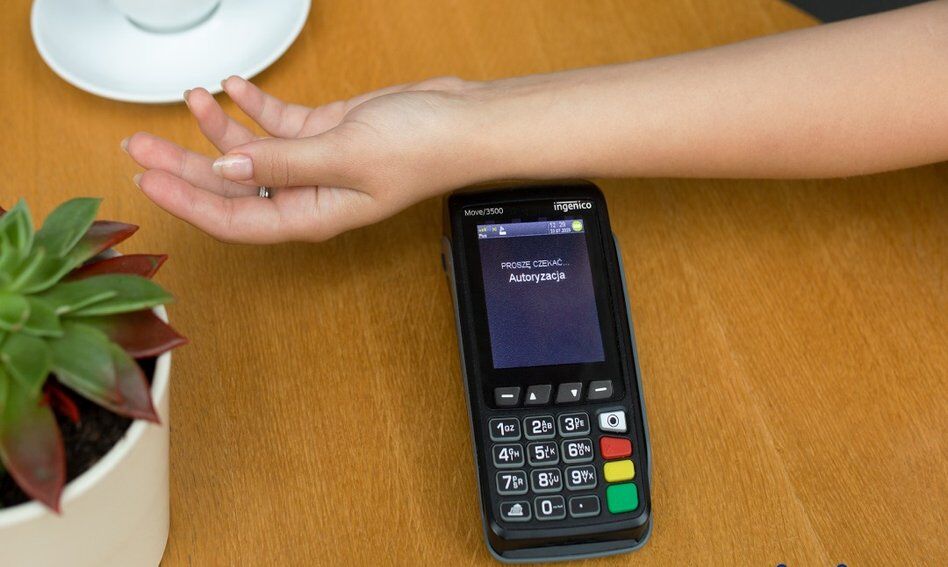 Pierwszy na świecie implant płatniczy od polsko-brytyjskiego strat-upu