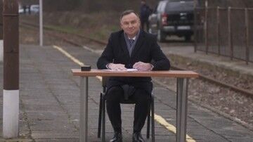 Pociągi wrócą do Końskich. Andrzej Duda na peronie podpisał ustawę "Kolej Plus"