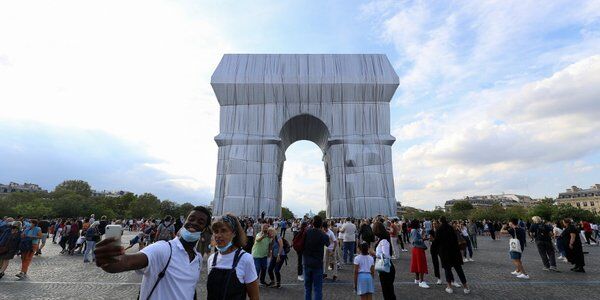 Łuk Triumfalny w Paryżu opakowany w hołdzie dla Christo