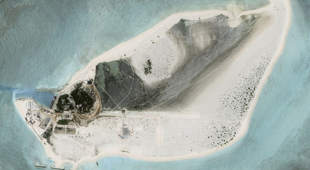 Chiny wznoszą ogromne wyspy-twierdze na Morzu Południowochińskim