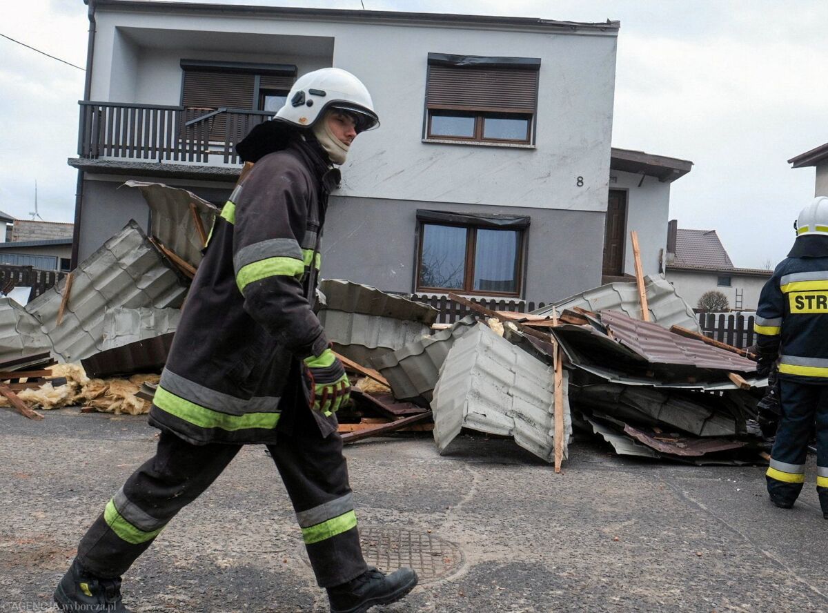 Wichury w Polsce. Bilans piątkowej nocy. Ponad 4 tys. interwencji Straży Pożarnej