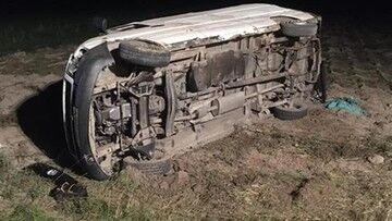 Gąsiory. Rozpędzony bus potrącił policjanta. Padły strzały, auto dachowało