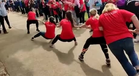 Przeciąganie liny na wesoło