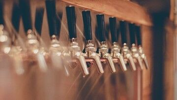 Portugalia. Pub oferuje darmowe piwo zaszczepionym przeciwko COVID-19