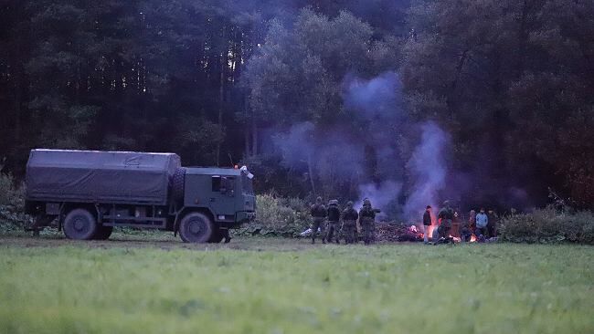 Usnarz Górny. Nieludzkie warunki w obozowisku. "Jest po stronie białoruskiej, ale Polska powinna wpuścić"