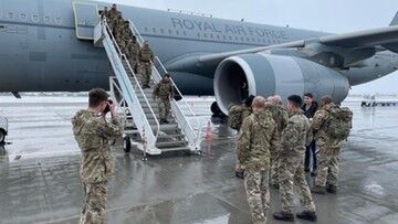 Kryzys migracyjny na granicy. Szef MON: Żołnierze brytyjscy wylądowali w Polsce. Pomogą na granicy