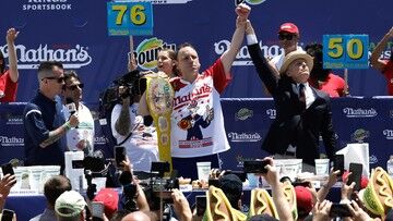 USA. Amerykanin zjadł 76 hot dogów w 10 minut, pobił własny rekord