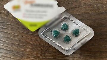 Dolnośląskie. Mężczyzna usłyszał 138 zarzutów nielegalnego handlu lekami na potencję