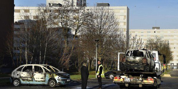874 auta spłonęły w sylwestra we Francji. W sondażu zapytano o powody podpaleń