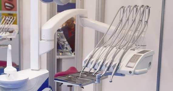 Wyrywał zęby po kilka razy, wyłudził milion zł z NFZ