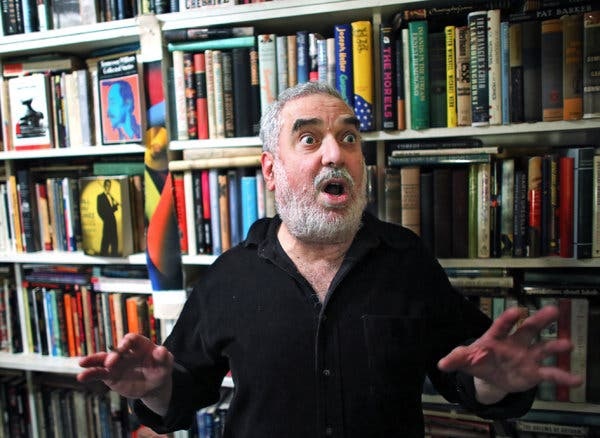 Reportaż o człowieku który otworzył antykwariat w swoim mieszkaniu w NYC