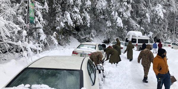 Pakistan. 22 osoby zamarzły w zasypanych śniegiem autach