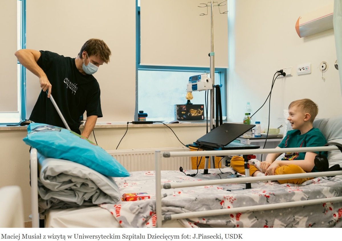 Maciej Musiał przyszedł z miotłą do szpitala. Dzieci zadowolone