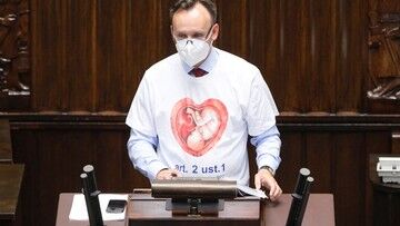 Rzecznik Praw Dziecka Mikołaj Pawlak w koszulce z wizerunkiem płodu. Mówił o "roku życia"