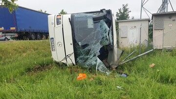 Jełowa. Wypadek autobusu z dziećmi. Policja podaje przyczynę
