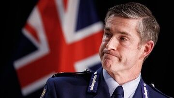Nowa Zelandia. Policja obserwowała terrorystę całą dobę. Na jej oczach nożownik zranił siedem osób
