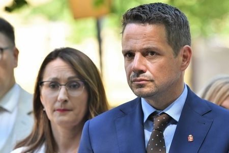 Trzaskowski: Rząd upartyjnia i indoktrynuje polskie szkoły