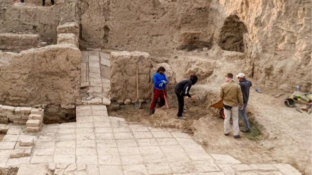 Aszurbanipal w otoczeniu bóstw: sensacyjne odkrycie w Niniwie » Historykon.pl