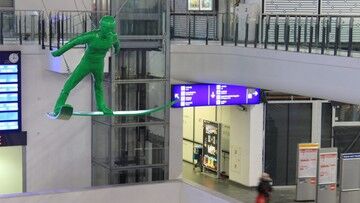 Rzeźby olimpijczyków na Dworcu Centralnym. Projekt "START" upamiętnia polskich mistrzów sportu