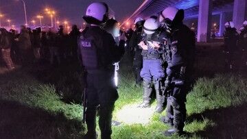 Zgromadzenie kibiców przed stadionem. Interweniowała policja