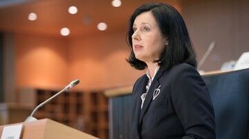Ustawa medialna przyjęta. Vera Jourova: Komisja Europejska nie zawaha się podjąć działań