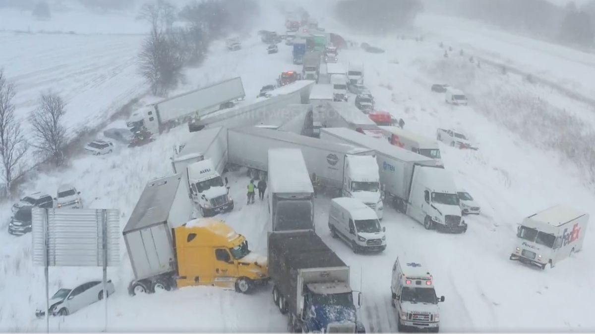 USA: Ogromny karambol w śnieżycy, ciężarówki złamane na pół, 100 rozbitych aut